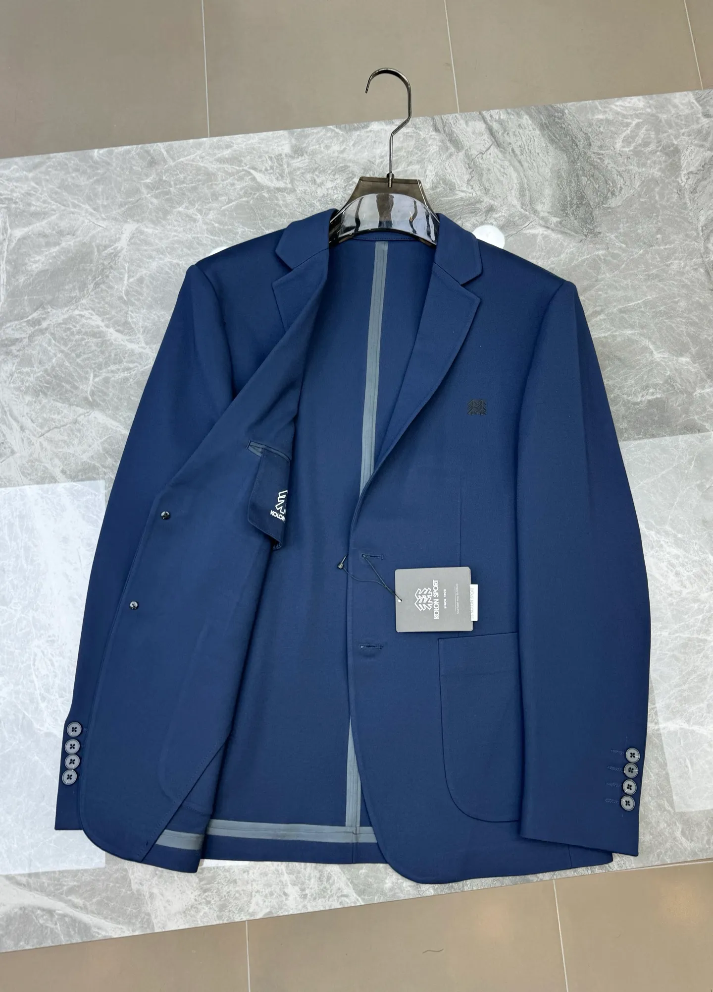 ⚜️KOLONSPOR*T New Arrival suit jacket👨🏻Foreign trade company order! Classic decimal silicone design. Simple and high-end. Custom-made imported original nylon-cotton Roman fabric, original custom-made metal leather tag. High-tech seamless gluing process. The fabric is straight and drapey, and the whole piece of clothing is neatly and neatly machined. All hardware accessories are top-notch accessories with logos supplied by customers. At first glance, they are high-end fabrics. This fabric is all custom-woven! Good products from regular big manufacturers! Very practical. Color: Black.Gray.Blue.Sizes: M-3XL. Slim fit! (XL recommended for 175/150 pounds)